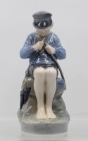 Auktion 365<br>schnitzender Junge, Royal Copenhagen, Modellnr. 905, Entw. Christian Thomsen, H-18,5cm