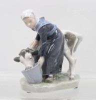 Auktion 365<br>Mädchen, das ein Kalb aus einem Eimer füttert, Royal Copenhagen , Entw. Christian Thomsen, Modellnr. 779, H-16cm, L-15,5 cm, 2 Schleifstriche