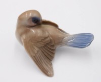 Auktion 365<br>Figur, Vogel, Bing &amp; Gröndahl, Modellnr. 2459, Entw. wohl Jens Peter Dahl-Jensen, H-4,5cm L-7,5cm.