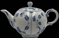 Auktion 365<br>Teekanne "Heinrich" Form Residence, Dekor Amalienburg ,von Höchst, Strohblume mit gebrochenen Stabrippen. H-17 cm