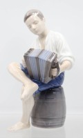 Auktion 365<br>Jüngling mit Ziehharmonika, Bing &amp; Gröndahl, Entw. Ingeborg Plockross Irminger, Modellnr. 1661, polychrom bemalt in Unterglasurfarben, H-22,5cm
