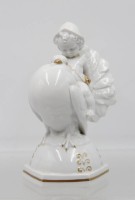 Auktion 365<br>Knabe auf Taube reitend, Katzhütte, weiß mit Goldstaffage, ca. H-15cm