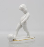 Auktion 365<br>Rosenthal-Fußballspieler 1929, grüne Stempelmarke, Selb, Entw. Claire Weiss, Modellnr. 1189, Goldstaffge, ca. H-9,8cm
