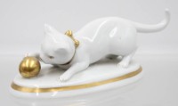 Auktion 365<br>spielende Katze mit Ball, Metzler &amp; Ortloff, älter, Goldstaffage, H-6,5cm B-18,5cm