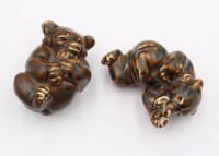 Auktion 365<br>2x spielende Bären, Royal Copenhagen, braune Glasur, ca. H-6cm