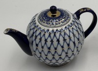 Auktion 365<br>kl. Teekanne "Lomonossov", Netzdekor mit Gold, H-12 cm