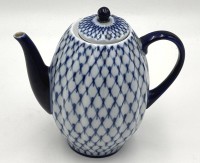 Auktion 365<br>Kaffeekanne mit Netzdekor, ohne Hersteller, H-18 cm