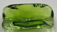 Auktion 365<br>Kunstglas-Ascher, grün, H-6 cm, L-16 cm, wohl Skandinavien