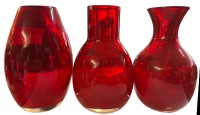 Auktion 365 / Los 10024 <br>3x rote kleine Vasen "TCM" Etiketten, H-ca. 12 cm