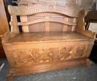 Auktion 365 / Los 14015 <br>Truhenbank mit Kerbschnitzerei, 19. Jhd., gute Erhaltung, ca. H-92cm B-118cm T-54cm