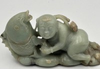 Auktion 365 / Los 15513 <br>gr. Jade Schnitzerei, Chinese mit Fischen, H-13 cm, L-24 cm