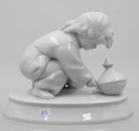 Auktion 365<br>Porzellanfigur Kind mit Kreisel von Zsolnay .