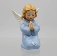Auktion 365 / Los 9010 <br>betender Engel, Goebel, bemalt, ca. H-9,8cm
