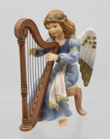 Auktion 365 / Los 9011 <br>gr. Goebel-Engel an Harfe, bemalt, 1x an Harfe geklebt, ca. H-16,5cm