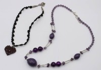 Auktion 365<br>2x div. Ketten, lila Steine und 1x Stoffband mit Granatherz, ca. L-60cm