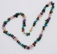 Auktion 365<br>Edelstein-Splitterhalskette, 333er GG Schließe, ca. Länge 56 cm