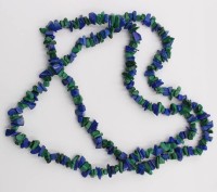 Auktion 365<br>Kette aus Malachit und Lapislazuli- Splitter endlos gearbeitet .
