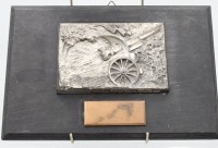 Auktion 365<br>Reliefplatte, Kanone, wohl älter auf Holz, ca. 18 x 27,5cm