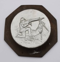 Auktion 365<br>Plakette auf Holz, MG-Schütze, ca. D-15cm