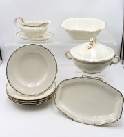 Auktion 365<br>9x Serviceteile, Hutschenreuther, Modell Lucia, Deckelterrine, Sauciere, Platte, Gemüseschale und 5x Teller (1x Chip), Terrine ca. H-15,5cm D-21cm