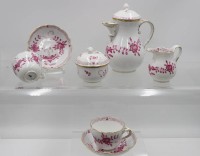 Auktion 365<br>Mokkakern sowie 2 Tassen mit U.T., Meissen, Schwertermarke, ind. Purpur, je 2 Schleifstriche, Dosendeckel bestossen, ca. H-16,3cm u. 5,2cm