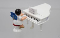 Auktion 365<br>Erzgebirge-Engel an weißem Flügel, Fa. Uhlig Seiffen, ca. H-5,5cm