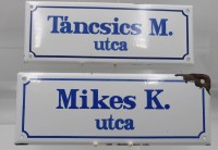 Auktion 365 / Los 15022 <br>Paar ungarische Strassenschilder, Emaille, älter, 1x an Ecke beschädigt, je 14,8 x 39,8cm