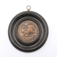 Auktion 365<br>Kupfer-Relief in rundem Holrahmen, Napoleon Bonaparte mit seiner Familie, um 1900, D-12cm