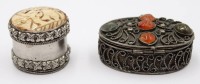 Auktion 365<br>2x div. Pillendosen, 1x mit Beindeckel und 1x Steinbesatz, je versilbert, älter, ca. H-3cm und 2,5cm, ovake B-6cm