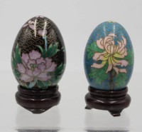Auktion 365 / Los 15515 <br>Paar Cloisonné-Eier m. Holzstand,  China, ca. H-8cm