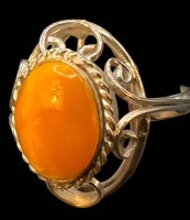 Auktion 365<br>Silberring mit gelben Bernstein, undeutlich gepunzt, RG 53, 4,9 gr