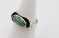 Auktion 365<br>Georg Kramer Ring, 835er Silber, mit einem grünem marmorierten Stein, RG 53, 4,0 gr.