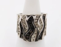 Auktion 365<br>Ring mit schwarzen und weißen Steinen, 925er Silber, RG 55, 16 gr