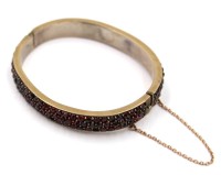 Auktion 365<br>Armreif mit Granate,  um 1900, Material?, 5 Steine fehlen, 20 gr., ca. 6 x 5 cm