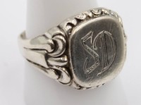Auktion 365<br>Siegelring mit Initialen SD , 835er Silber, RG 62, innen bez. E.W., 6,3 gr.