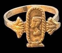 Auktion 365<br>Silberring (geprüft) mit altägyptischen Motiv, arabische Punzen, RG 51, 2,4 gr.