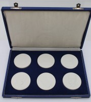 Auktion 365<br>Kasten mit 6  Meissen- Erinnerungs-Plaketten,weiss, D-6 cm