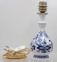 Auktion 365<br>Porzellan-Tischlampe "Hutschenreuther" Zwiebelmuster, H-ca. 30 cm