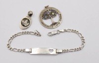 Auktion 365<br>3tlg. Silber-Konvolut, 2x Anhänger sowie ein Ident.-Armband, 2x Namnsgravuren, zus. ca. 12,8gr., Armband L-19cm