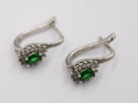 Auktion 365<br>Paar Ohrstecker, grüner Stein umringt von kl. klaren Steinen, 925er Silber, ca. 3,5gr., L-2cm
