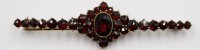 Auktion 365<br>Brosche mit Granat aus Normgold gestempelt NORM, 