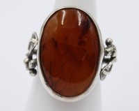 Auktion 365<br>Ring mit einem Bernstein,