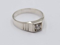 Auktion 365<br>Silber Ring mit einem weißen Stein aus  835er Silber