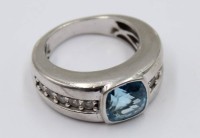 Auktion 365<br>Ring mit einem blauen Stein aus 925er Silber,