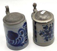 Auktion 365 / Los 9023 <br>2x Bierkrüge, Blaumalerei, Zinndeckel, H-15 cm
