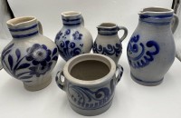 Auktion 370 / Los 9008 <br>5x div. Kr&uuml;ge etc. mit Blaumalerei, H-von 13 bis 27 cm