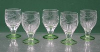 Auktion 365<br>5x Likörgläser, beschliffen, grüner Stand, ca. H-8cm