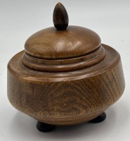 Auktion 365<br>gedrechselte Art Deco Holzdose, H-11 cm, D-11 cm