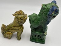 Auktion 365<br>2x Fu Hunde, Fayencen, beide mit Chips, H-15 und 22 cm