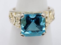 Auktion 365<br>Ring mit einem blauen Stein, 925er Silber, RG 59, 8,4 gr.